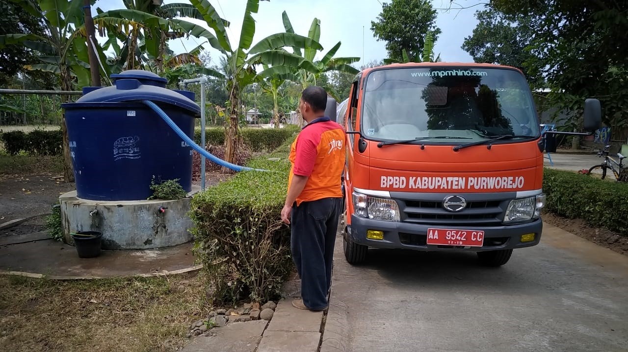 DISTRIBUSI BANTUAN AIR BERSIH HARI KE-18 DI DESA RENDENG