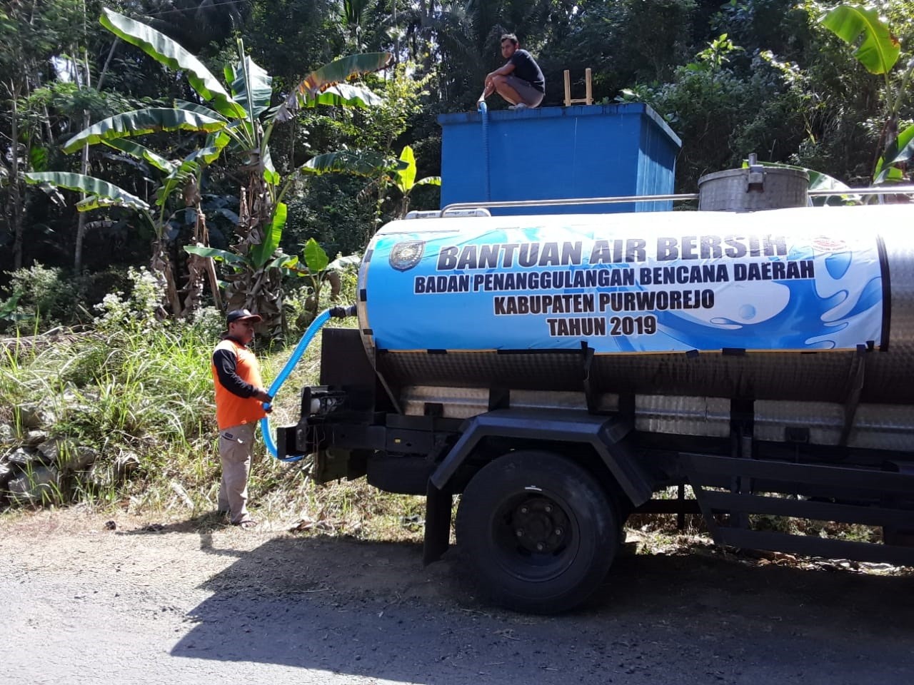 DISTRIBUSI BANTUAN AIR BERSIH HARI KE-21 DI DESA SOKOAGUNG