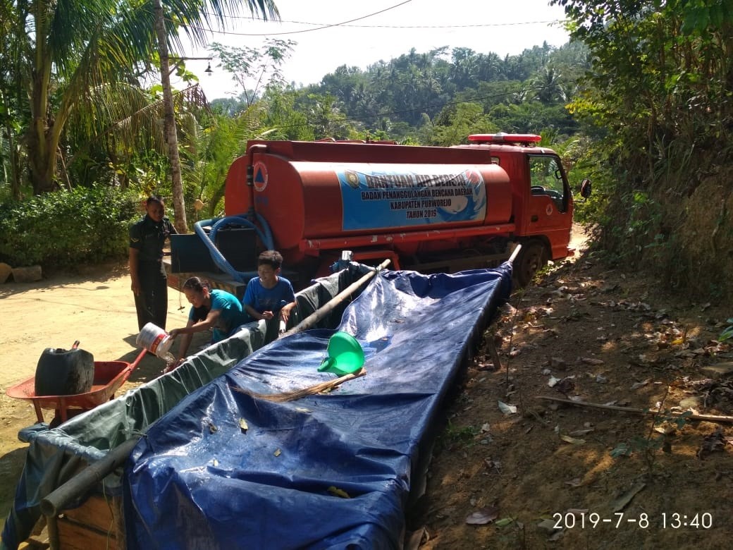 DISTRIBUSI BANTUAN AIR BERSIH HARI KE-21 DI DESA SOMOREJO