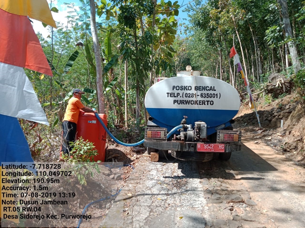 DISTRIBUSI BANTUAN AIR BERSIH HARI KE-51 DI DESA SIDOREJO