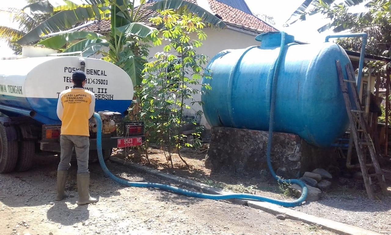 DISTRIBUSI BANTUAN AIR BERSIH HARI KE-62 DI DESA ROWODADI