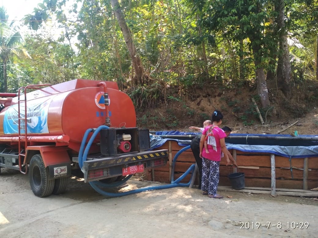 DISTRIBUSI BANTUAN AIR BERSIH HARI KE-21 DI DESA SIDOMULYO