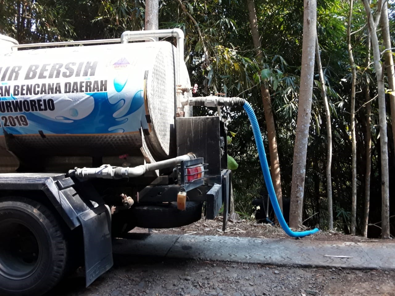 DISTRIBUSI BANTUAN AIR BERSIH HARI KE-25 DI DESA KEDUNGBATUR