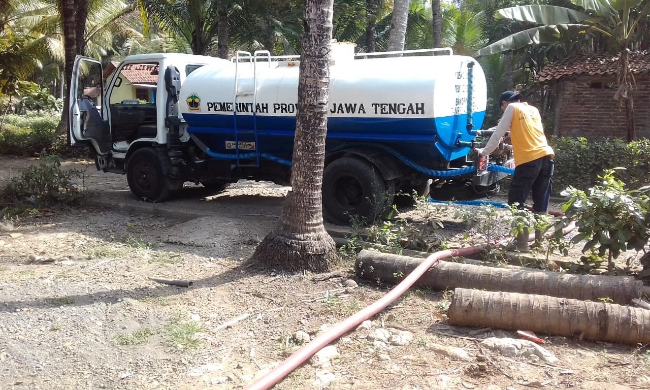 DISTRIBUSI BANTUAN AIR BERSIH HARI KE-18 DI DESA ROWODADI