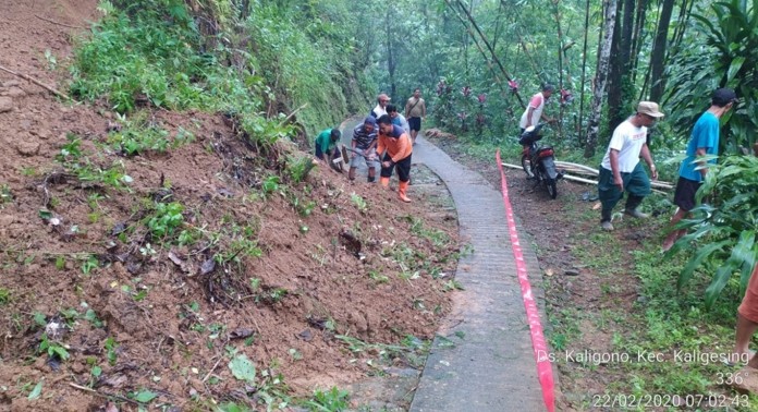 TEBING LONGSOR MENUTUP JALAN DI DESA KALIGONO