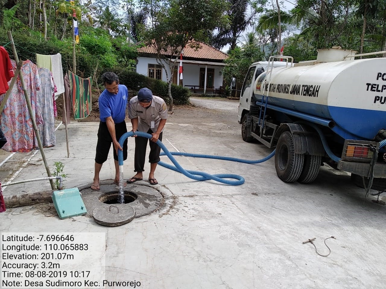 DISTRIBUSI BANTUAN AIR BERSIH HARI KE-52 DI DESA ROWODADI