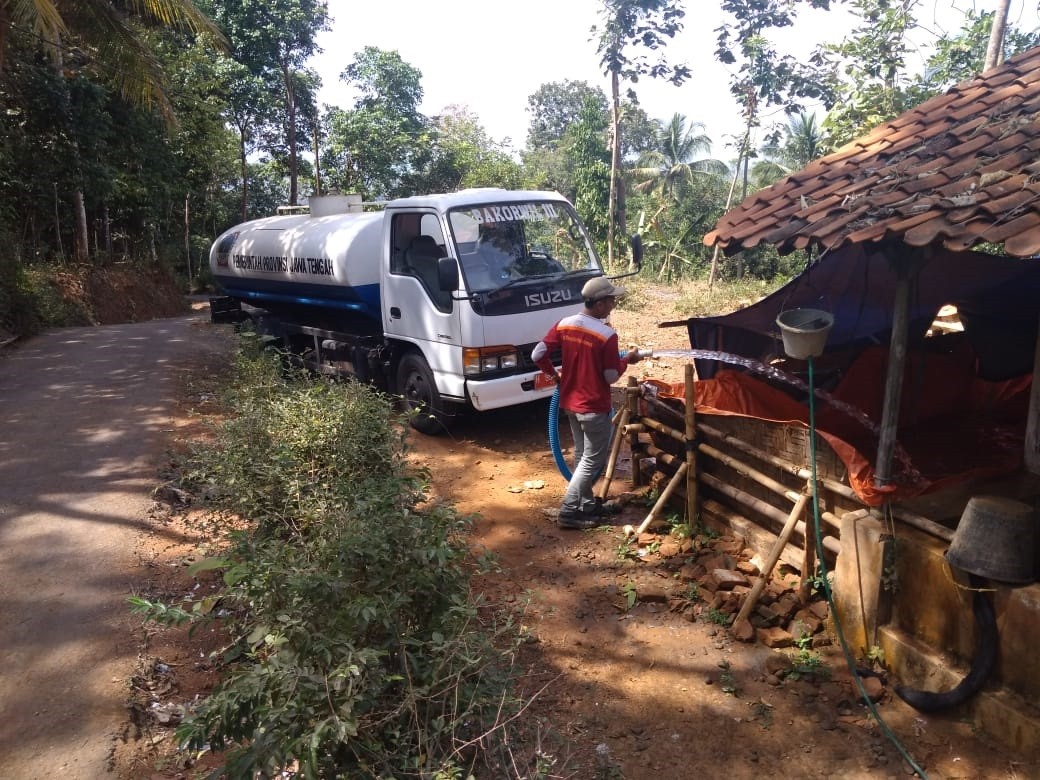 DISTRIBUSI BANTUAN AIR BERSIH HARI KE-53 DI DESA JATIWANGSAN