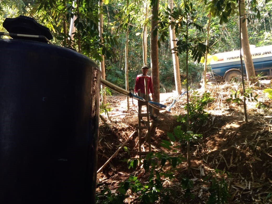 DISTRIBUSI BANTUAN AIR BERSIH HARI KE-53 DI DESA SIDOMULYO