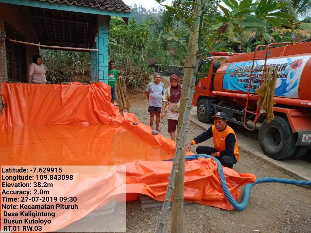 DISTRIBUSI BANTUAN AIR BERSIH HARI KE-40 DI DESA  KALIGINTUNG