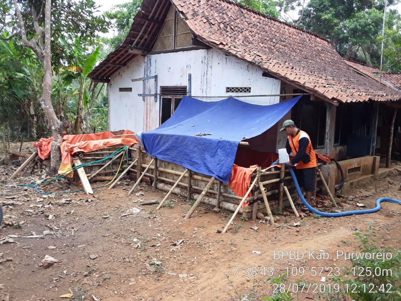 DISTRIBUSI BANTUAN AIR BERSIH HARI KE-41  DI DESA GEBANG