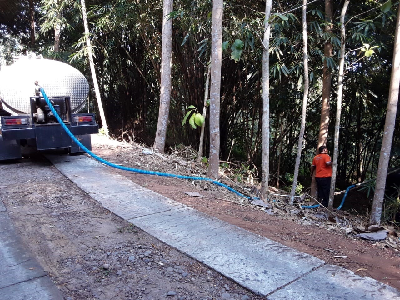 DISTRIBUSI BANTUAN AIR BERSIH HARI KE-25 DI DESA SIDOMULYO