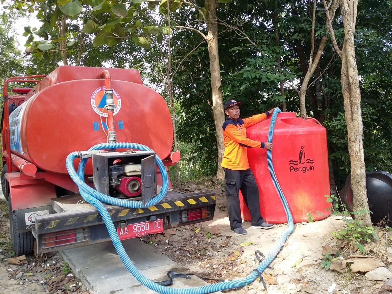 DISTRIBUSI BANTUAN AIR BERSIH HARI KE-18 DI DESA SOMOREJO