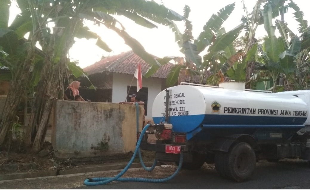 DISTRIBUSI BANTUAN AIR BERSIH HARI KE-50 DI DESA GEBANG