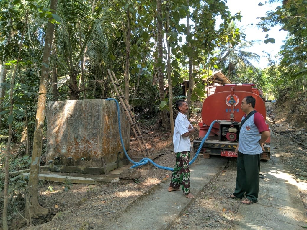 DISTRIBUSI BANTUAN AIR BERSIH HARI KE-19 DI DESA TLOGOKOTES