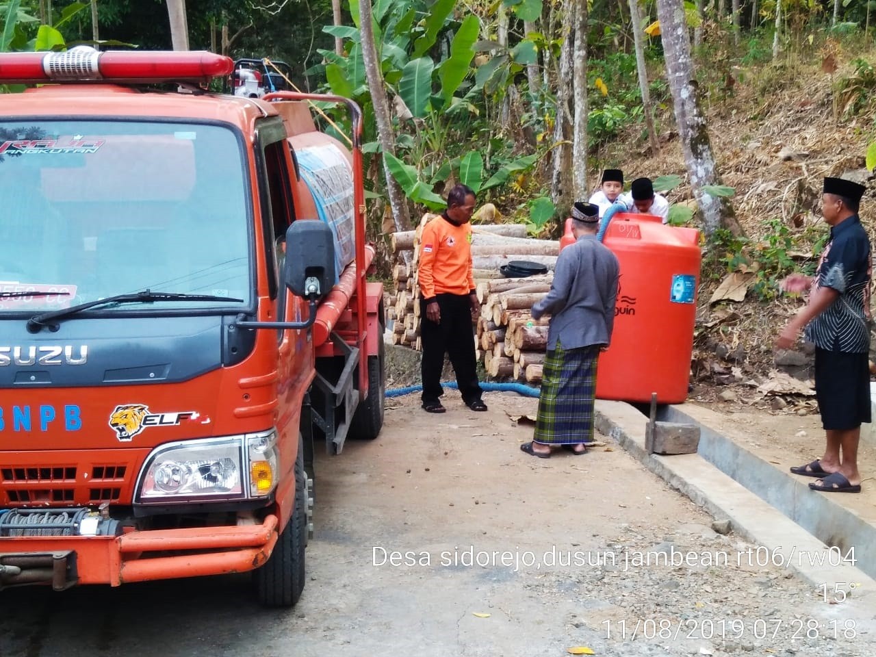 DISTRIBUSI BANTUAN AIR BERSIH HARI KE-55 DI DESA SIDOREJO