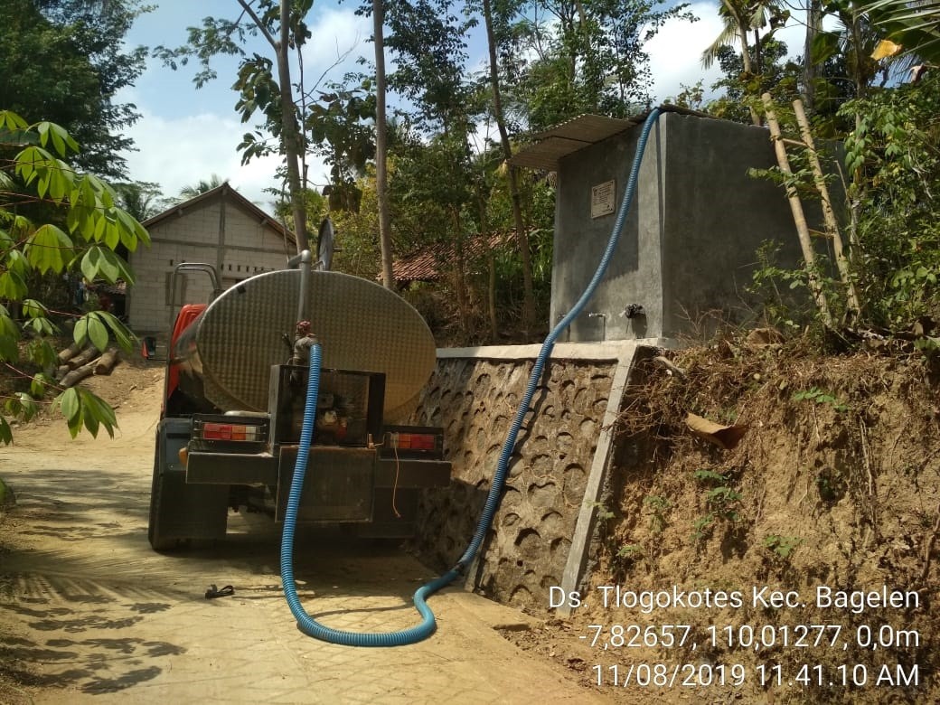 DISTRIBUSI BANTUAN AIR BERSIH HARI KE-55 DI DESA TLOGOKOTES