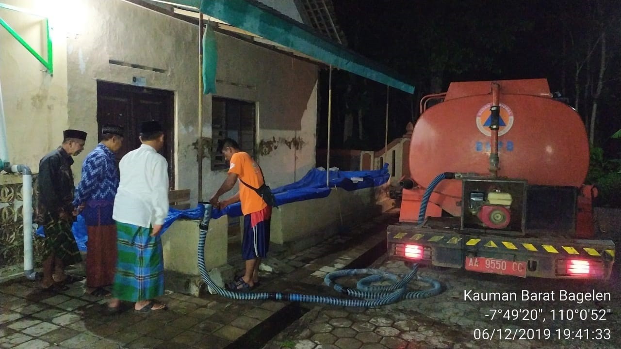 DISTRIBUSI BANTUAN AIR BERSIH HARI KE-172 DI DESA BAGELEN