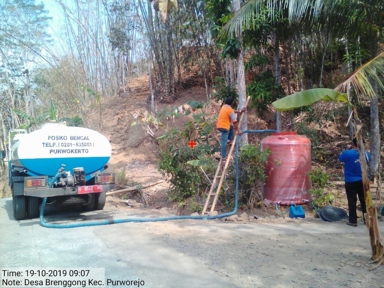 DISTRIBUSI BANTUAN AIR BERSIH HARI KE-124 DI DESA BRENGGONG