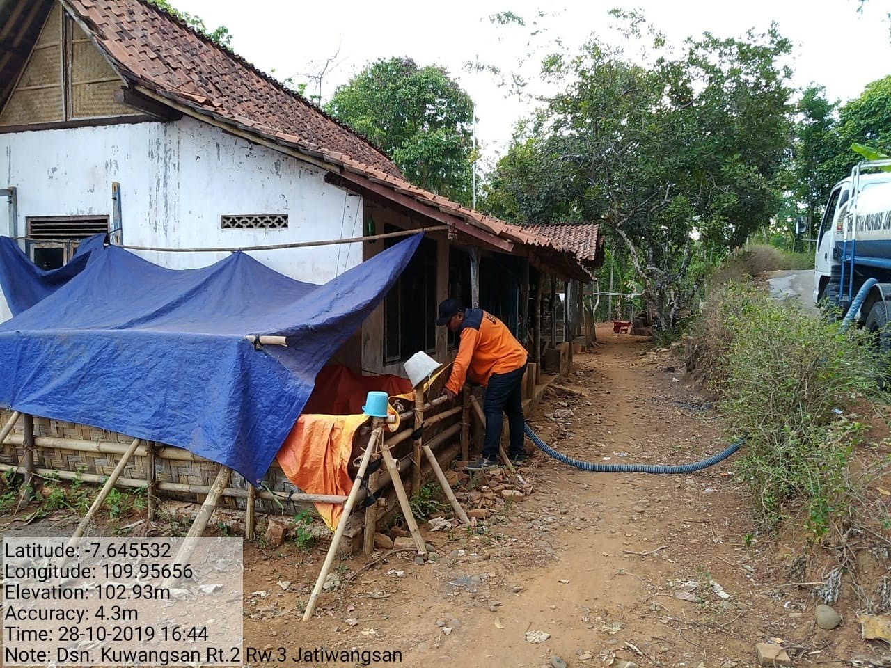 DISTRIBUSI BANTUAN AIR BERSIH HARI KE-133 DI DESA JATIWANGSAN