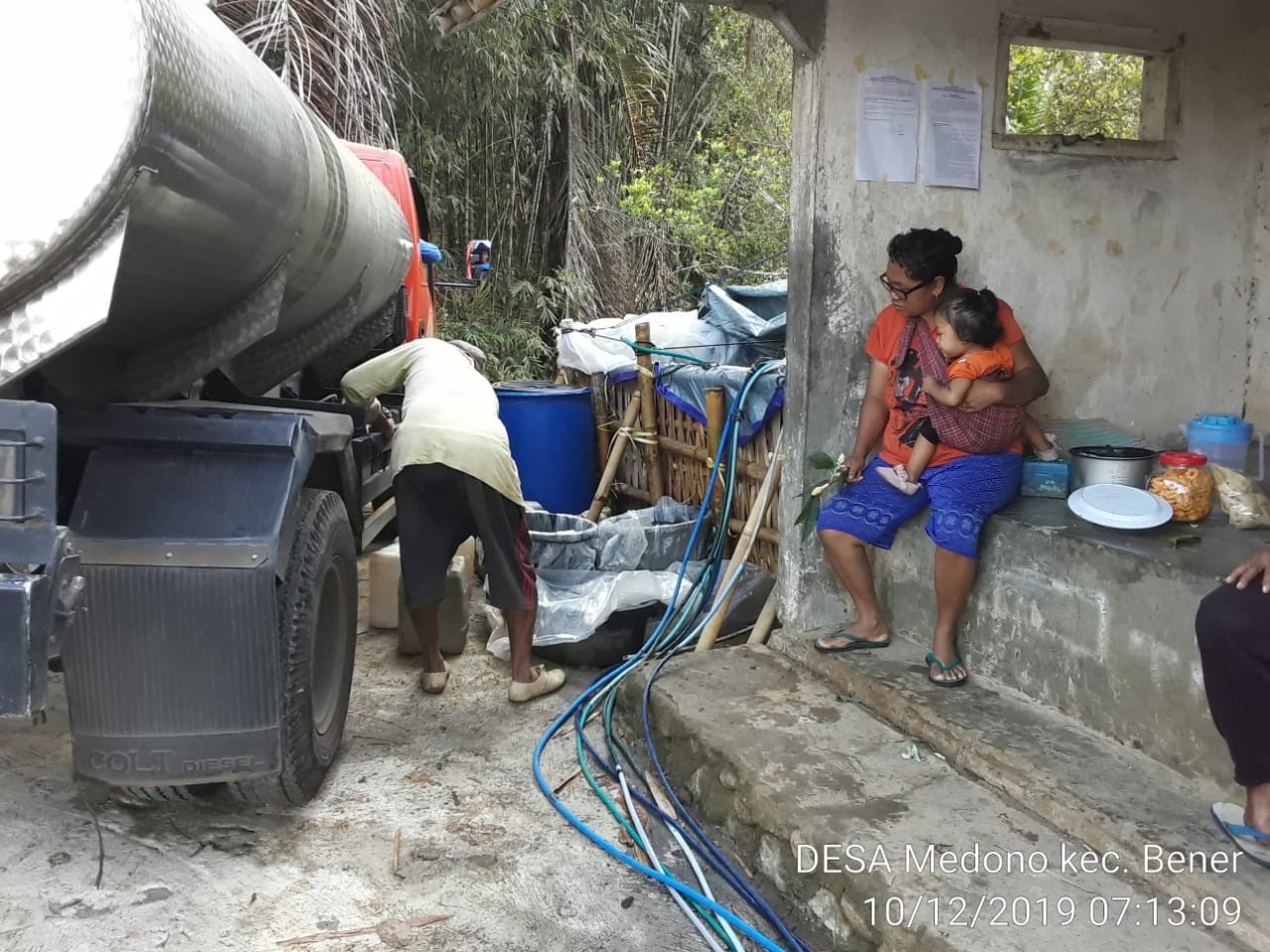 DISTRIBUSI BANTUAN AIR BERSIH HARI KE-124 DI DESA MEDONO