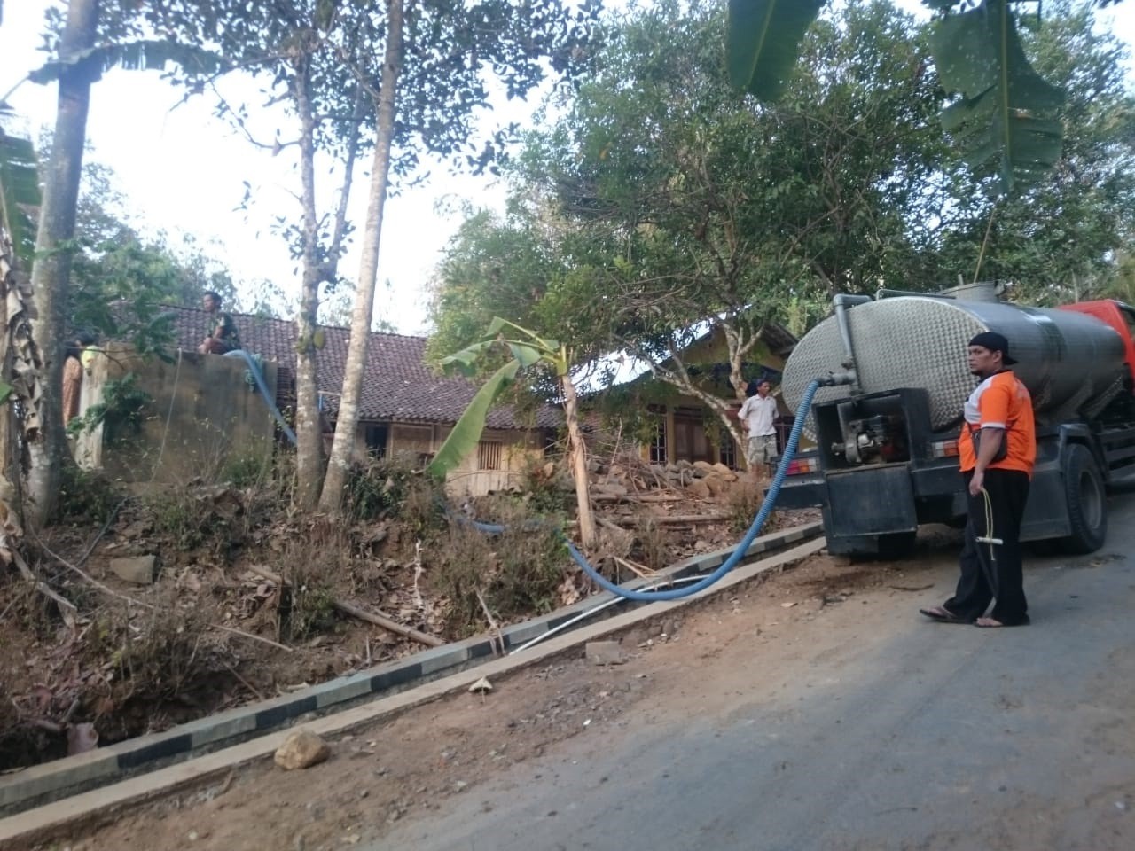 DISTRIBUSI BANTUAN AIR BERSIH HARI KE-169 DI DESA PAKEM