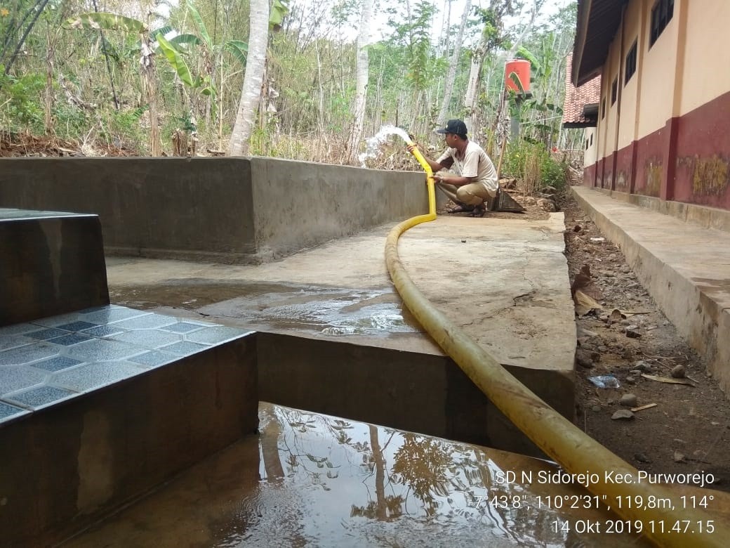 DISTRIBUSI BANTUAN AIR BERSIH HARI KE-119 DI DESA SIDOREJO