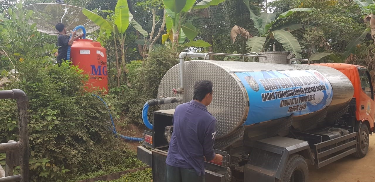 DISTRIBUSI BANTUAN AIR BERSIH HARI KE-17 DI DESA POLOWANGI