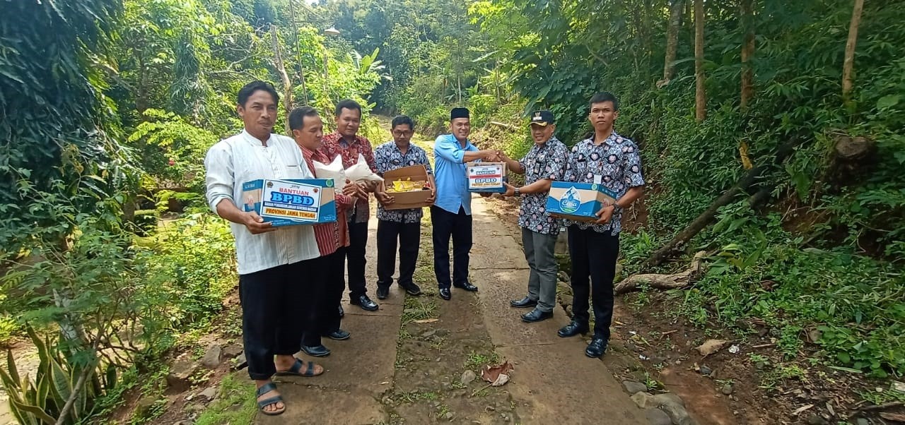 PENYERAHAN LOGISTIK UNTUK MEMBANTU KERJA BAKTI DI DESA JATI