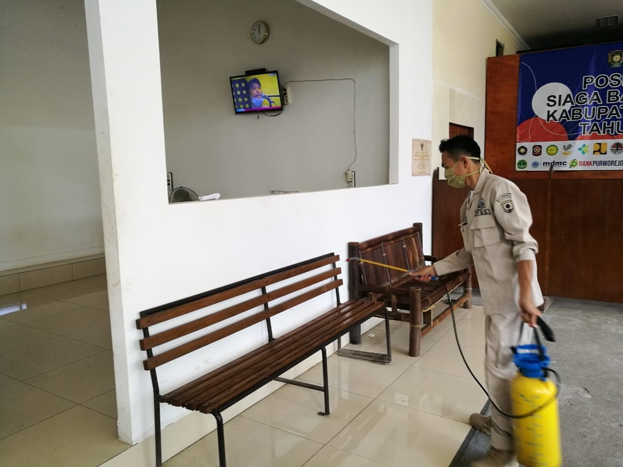 PENYEMPROTAN DISINFEKTAN  DI AREA KANTOR