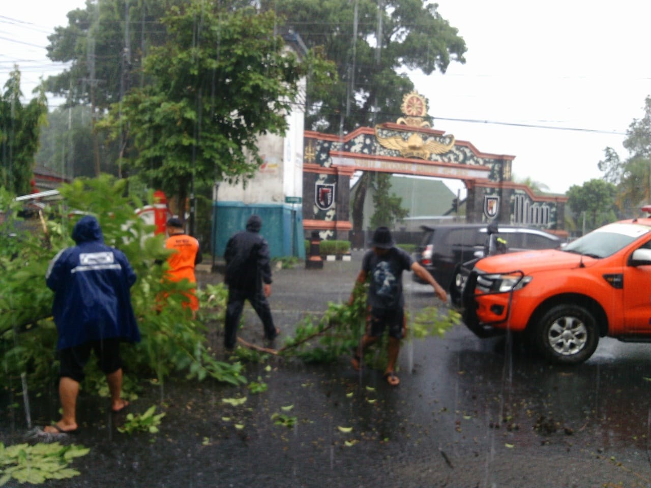 HUJAN DERAS DISERTAI ANGIN AKIBATKAN POHON TUMBANG DI JL URIP SUMOHARJO