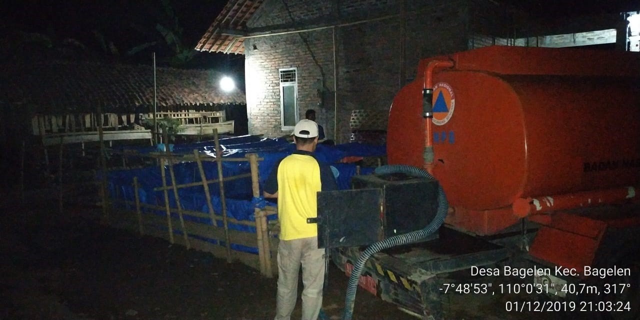 DISTRIBUSI BANTUAN AIR BERSIH HARI KE-167 DI DESA BAGELEN