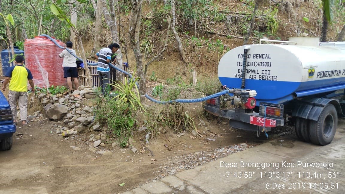 DISTRIBUSI BANTUAN AIR BERSIH HARI KE-172 DI DESA BRENGGONG