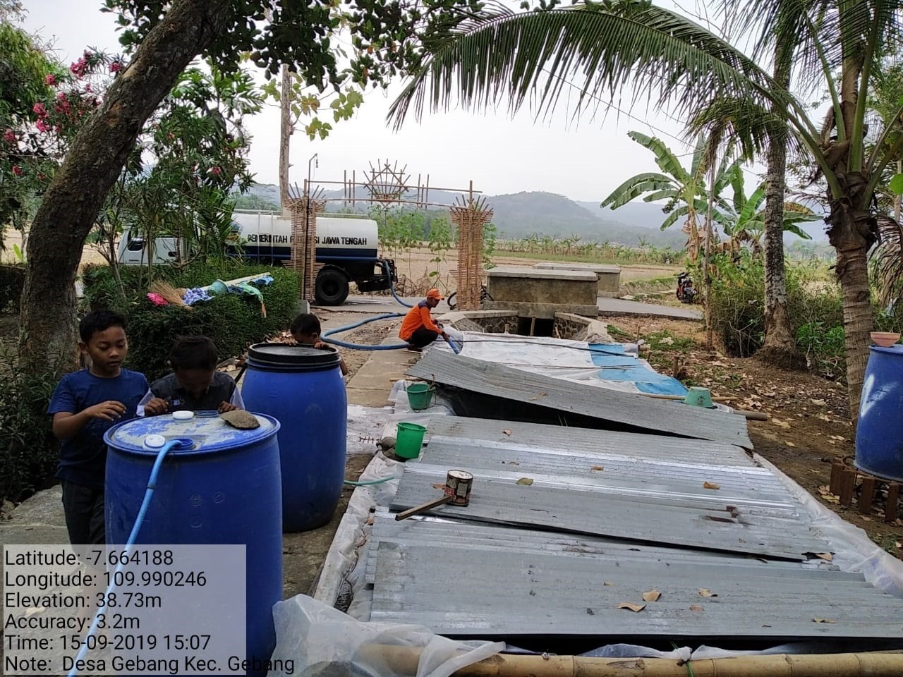 DISTRIBUSI BANTUAN AIR BERSIH HARI KE-90 DI DESA GEBANG