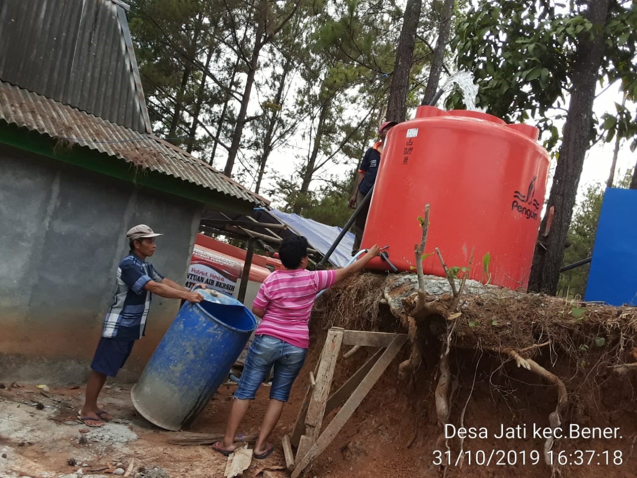 DISTRIBUSI BANTUAN AIR BERSIH HARI KE-136 DI DESA JATI