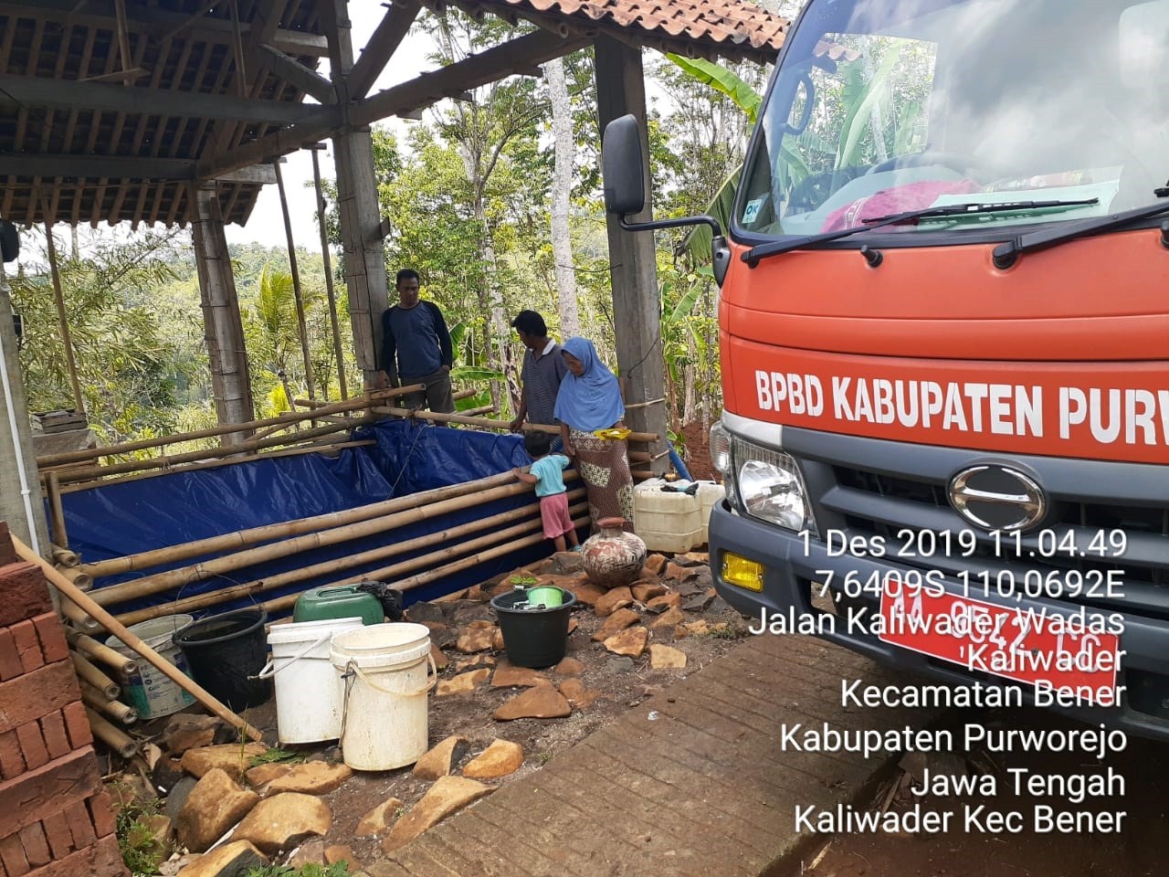 DISTRIBUSI BANTUAN AIR BERSIH HARI KE-167 DI DESA KALIWADER