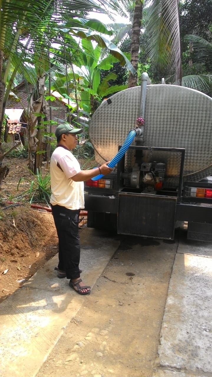 DISTRIBUSI BANTUAN AIR BERSIH HARI KE-39 DI DESA KEDUNGBATUR