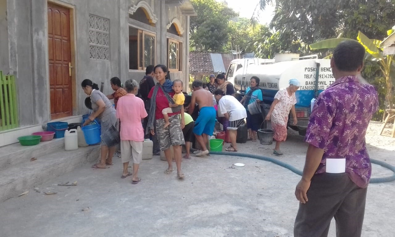 DISTRIBUSI BANTUAN AIR BERSIH HARI KE-134 DI DESA KALIGONO