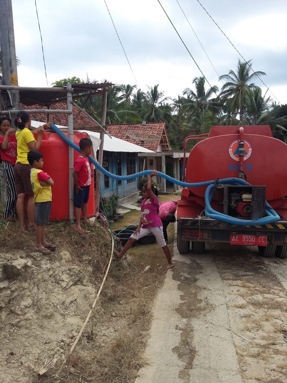 DISTRIBUSI BANTUAN AIR BERSIH HARI KE-22 DI DESA KALIGINTUNG