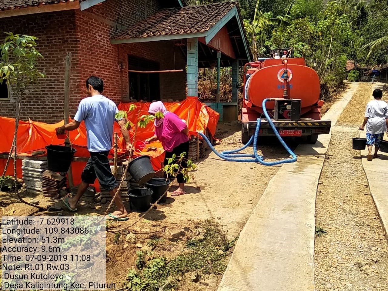 DISTRIBUSI BANTUAN AIR BERSIH HARI KE-82 DI DESA KALIGINTUNG