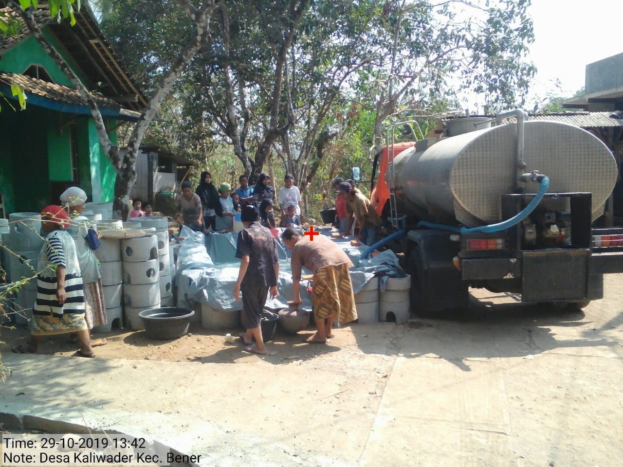 DISTRIBUSI BANTUAN AIR BERSIH HARI KE-134 DI DESA KALIWADER