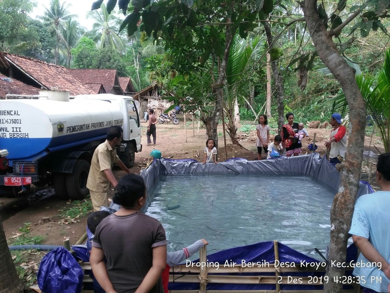 DISTRIBUSI BANTUAN AIR BERSIH HARI KE-168 DI DESA KROYO