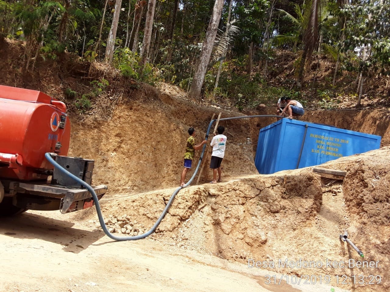 DISTRIBUSI BANTUAN AIR BERSIH HARI KE-136 DI DESA MEDONO