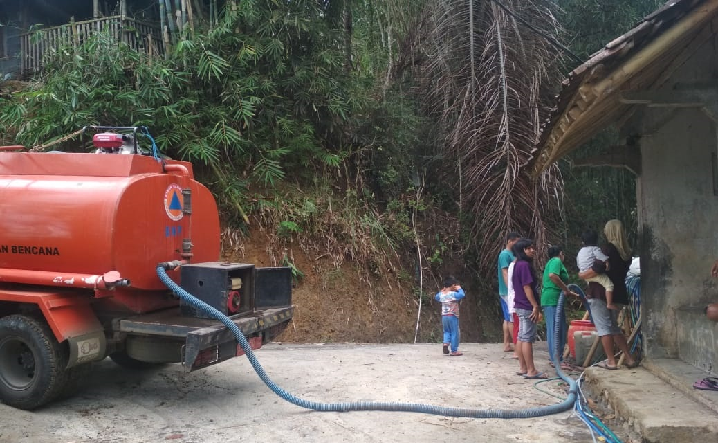 DISTRIBUSI BANTUAN AIR BERSIH HARI KE-165 DI DESA MEDONO