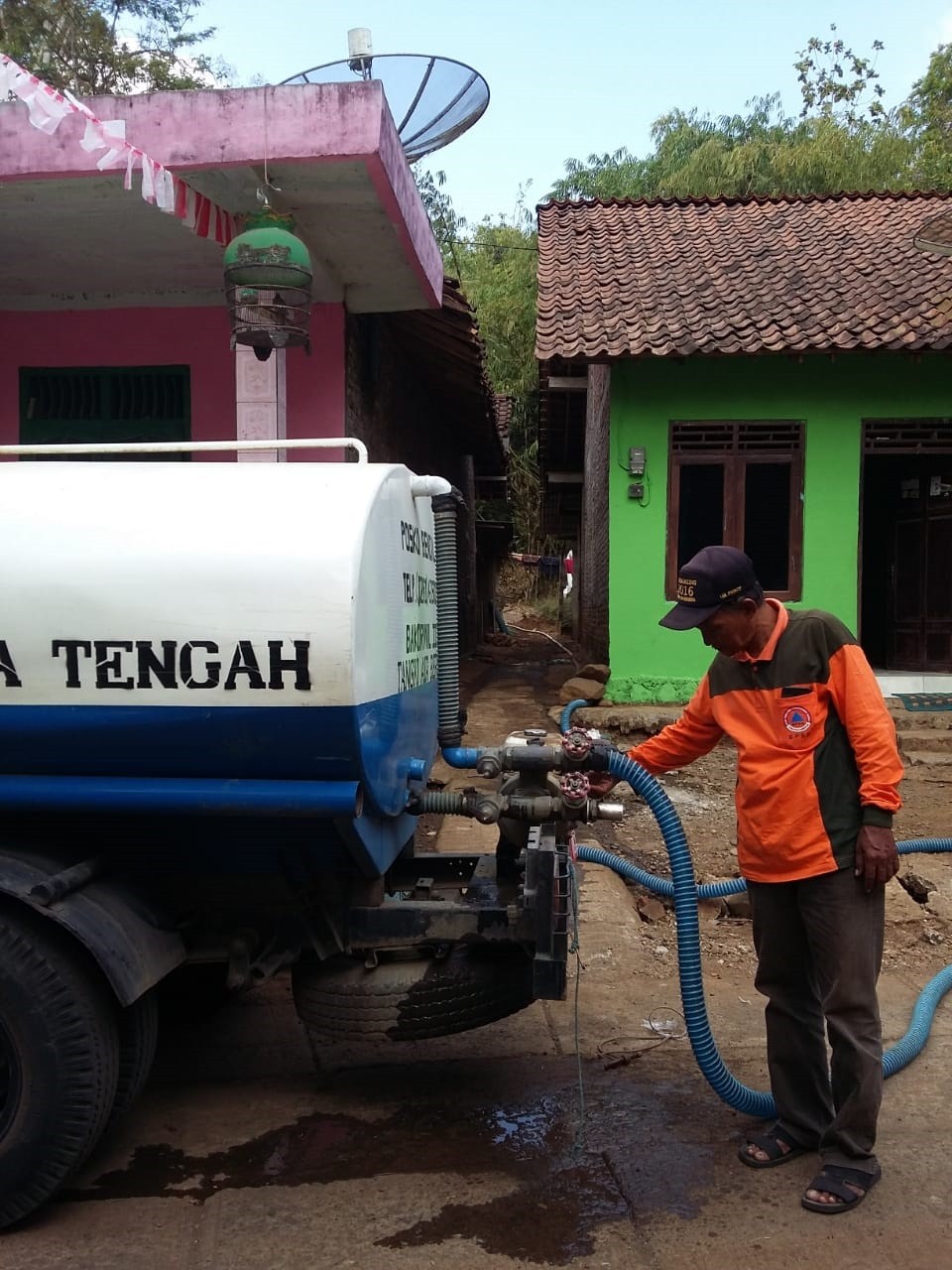 DISTRIBUSI BANTUAN AIR BERSIH HARI KE-75 DI DESA PELUTAN