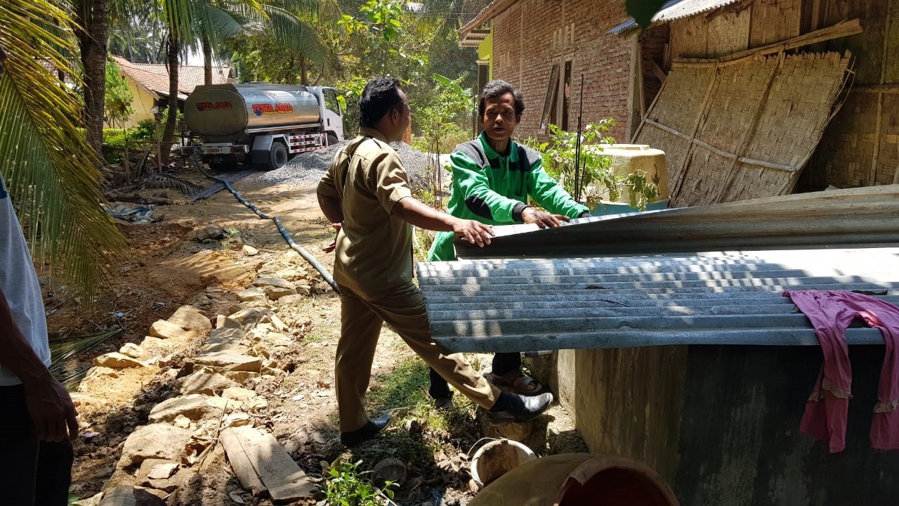 DISTRIBUSI BANTUAN AIR BERSIH HARI KE-77 DI DESA ROWODADI