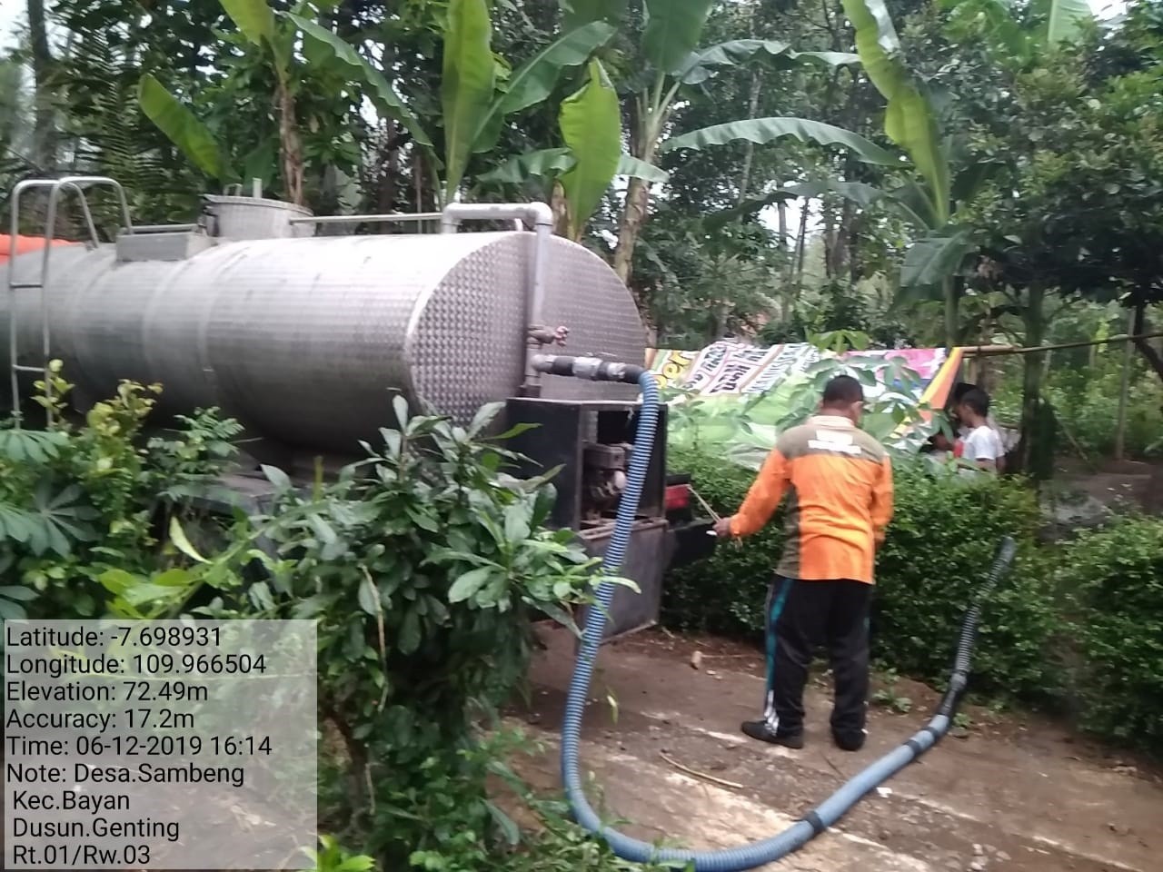 DISTRIBUSI BANTUAN AIR BERSIH HARI KE-172 DI DESA SAMBENG