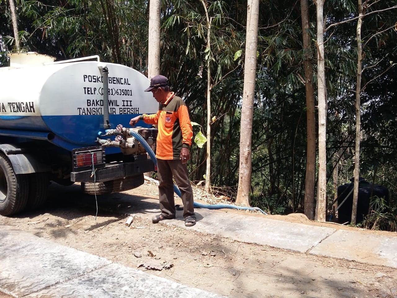 DISTRIBUSI BANTUAN AIR BERSIH HARI KE-75 DI DESA SIDOMULYO