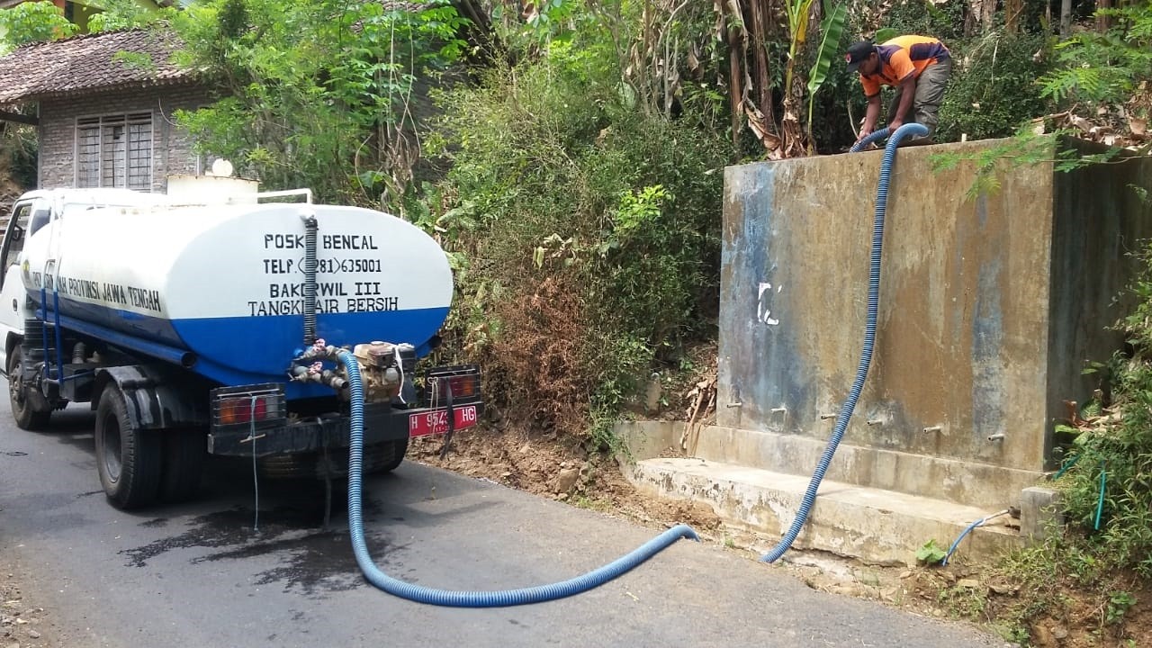 DISTRIBUSI BANTUAN AIR BERSIH HARI KE-76 DI DESA SUDIMORO