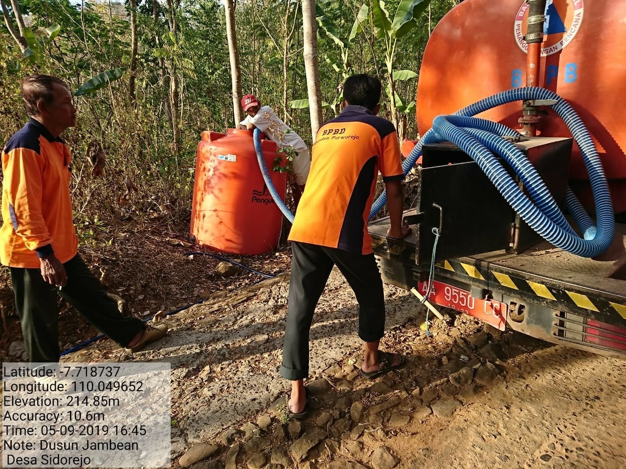 DISTRIBUSI BANTUAN AIR BERSIH HARI KE-80 DI DESA SIDOREJO