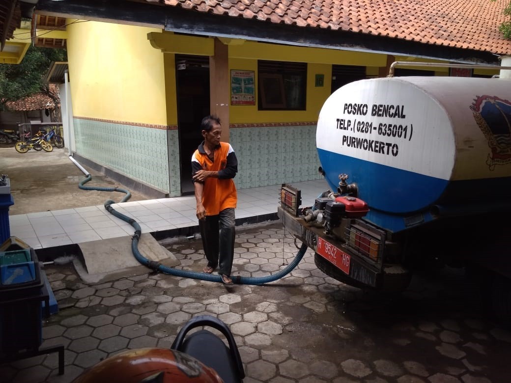 DISTRIBUSI BANTUAN AIR BERSIH HARI KE-171 DI DESA SEREN